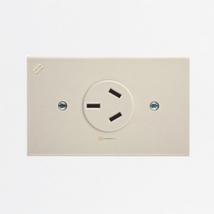 Toma 20 A Tripolar Marfil, 220V, Ref 0020T3, Marca EXE (O)